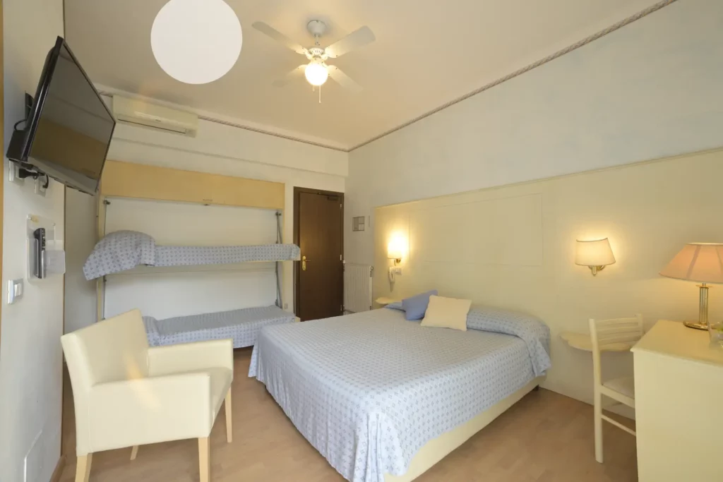 Matrimoniale con letti a castello Matrimoniale con letti a castello